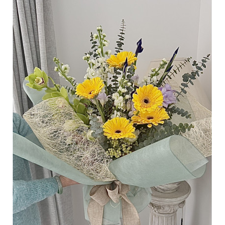 🎓 “Radiant Journey” Graduation Bouquet